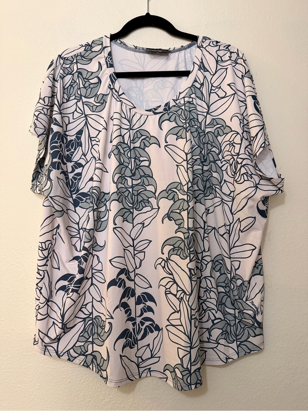 Manuhealiʻi Hawaii Blue White Botanical Hawaiian Top